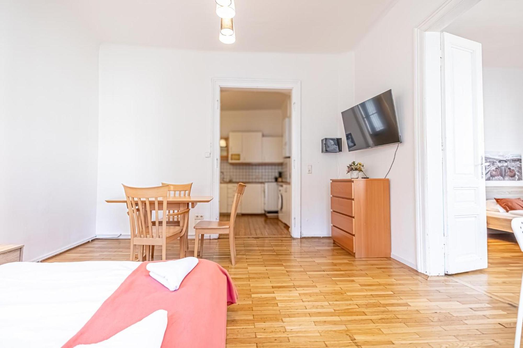 Simple Apartment Near Wiener Stadthalle Экстерьер фото